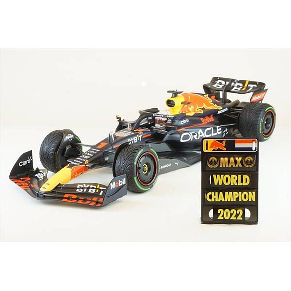 1:18th Red Bull Racing RB18 Max Verstappen World Champ Japan GP Winner 2022 w/pitboard